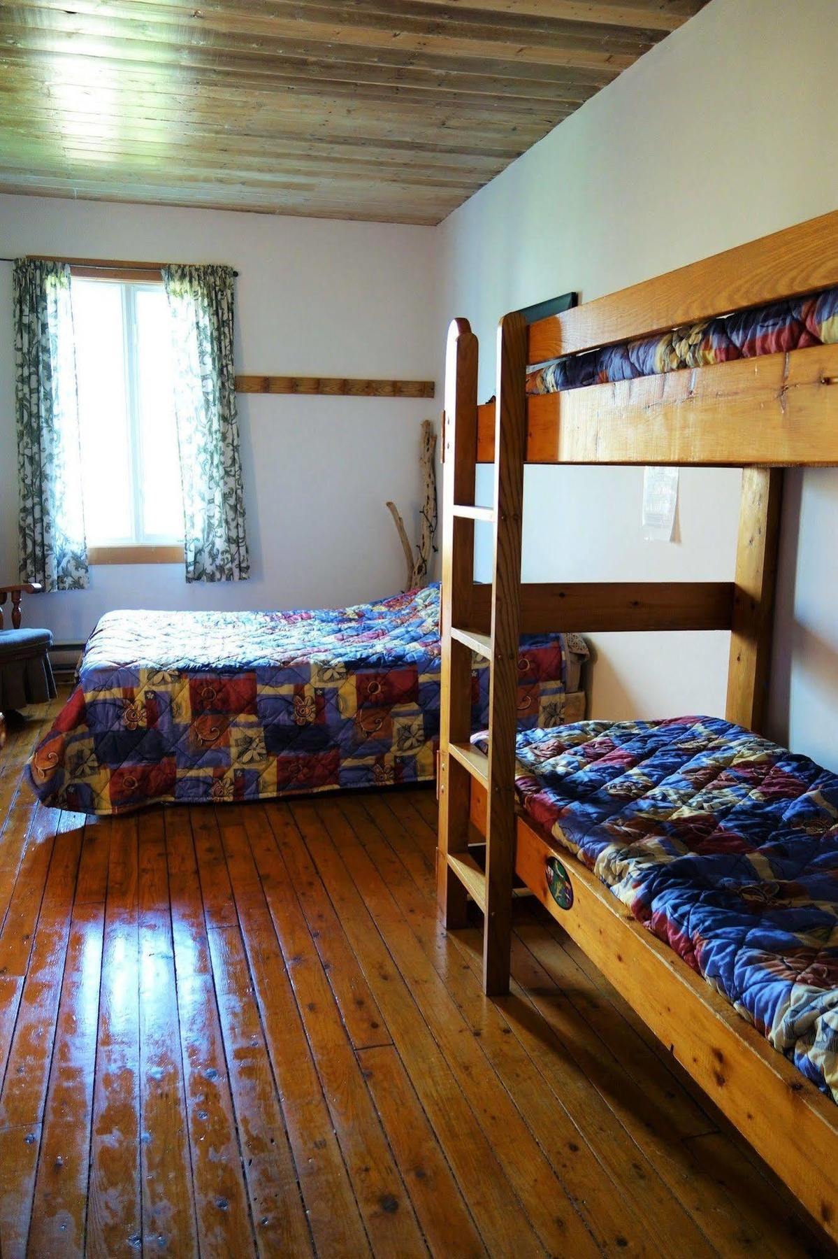 Le Carabobo Auberge Forillon Gaspé Exteriör bild